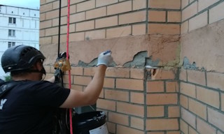 Обследование фасада здания в Советской Гавани в октябре